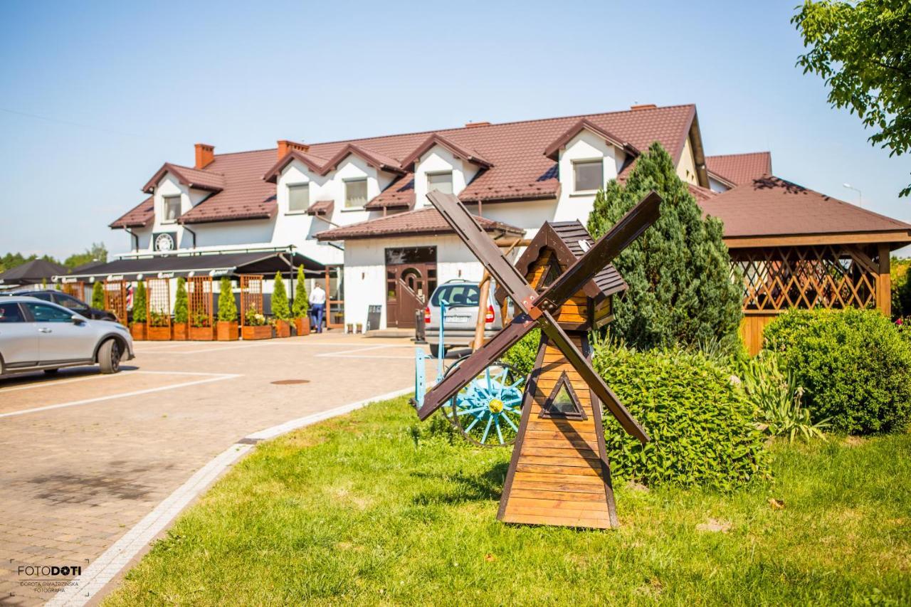 Gosciniec Zacisze I Blisko A2 Dabie-Uniejow I Restauracja Bed & Breakfast Exterior photo