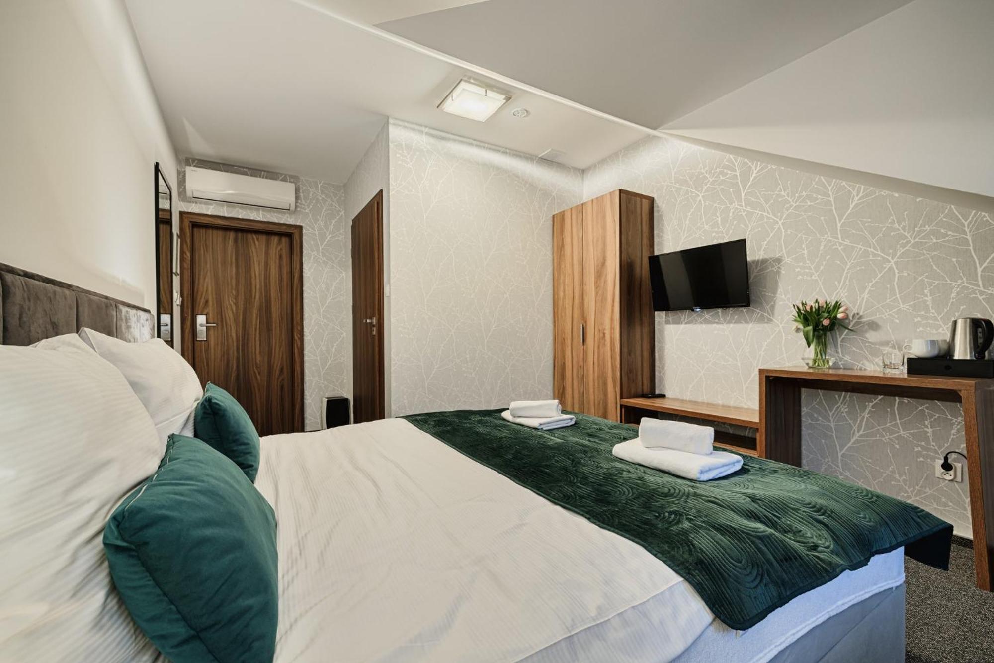 Gosciniec Zacisze I Blisko A2 Dabie-Uniejow I Restauracja Bed & Breakfast Exterior photo