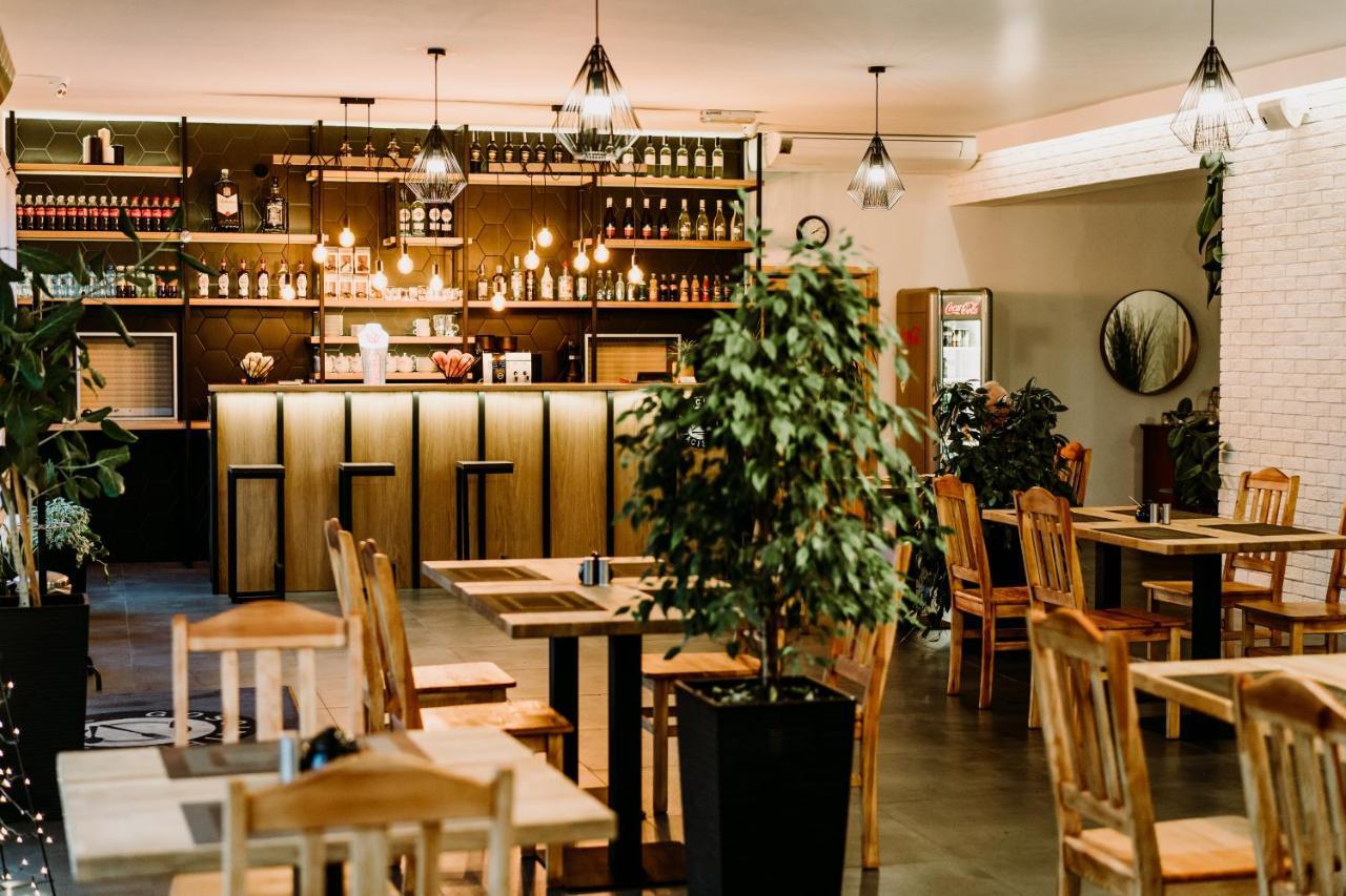 Gosciniec Zacisze I Blisko A2 Dabie-Uniejow I Restauracja Bed & Breakfast Exterior photo